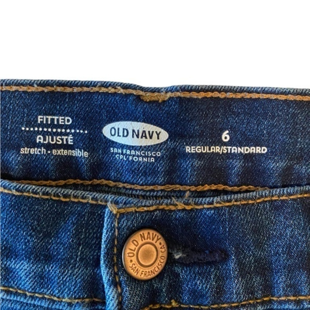 Old navy fitted stretch jean shorts. Size 6. Denim. Rolled cuff. - Picture 4 of 4